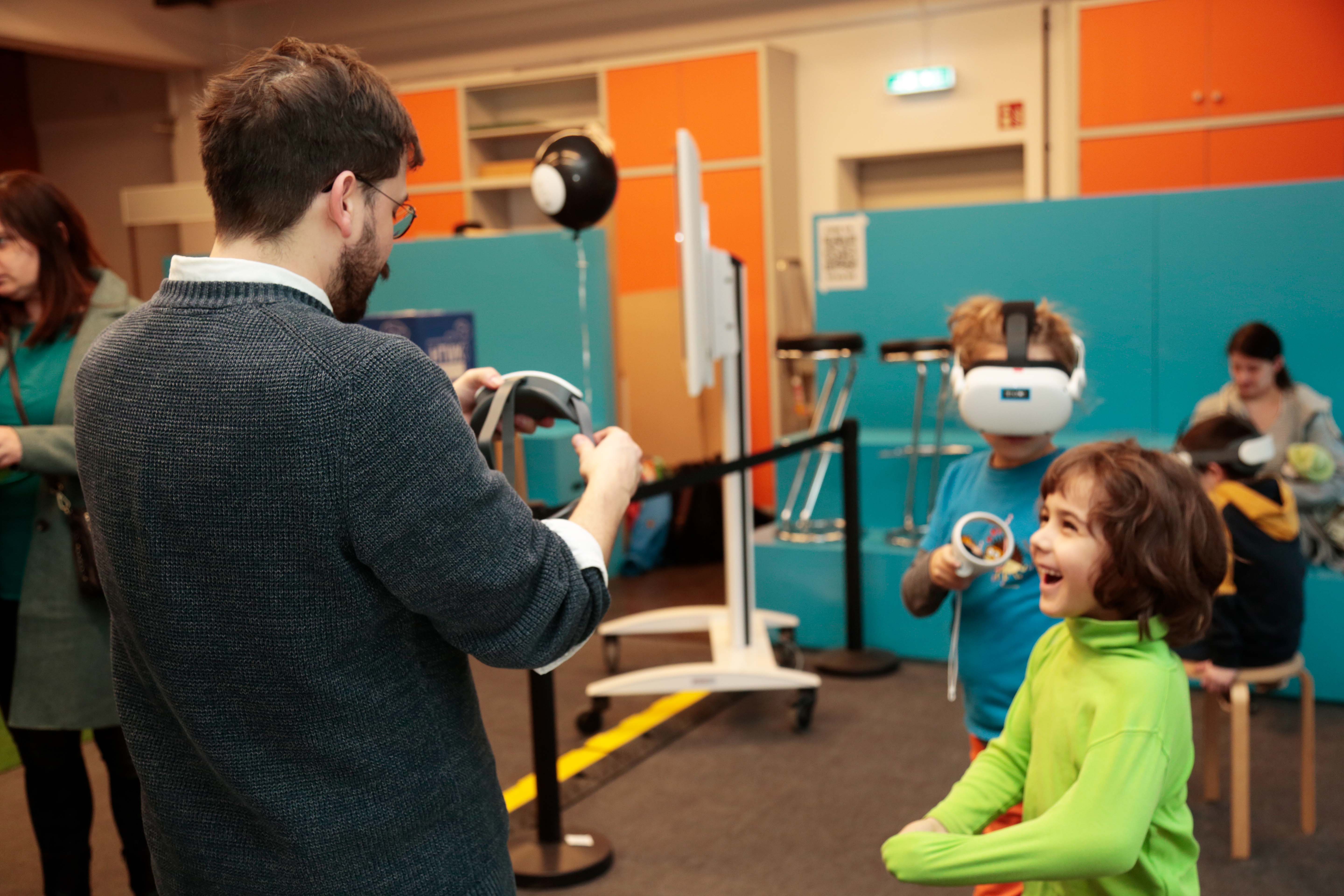 Zu sehen sind Kinder, die sich mit VR-Brillen virtuelle Welten zur Carbonbetonforschung ansehen (Foto: Dr. Franziska Böhl/HTWK Leipzig)