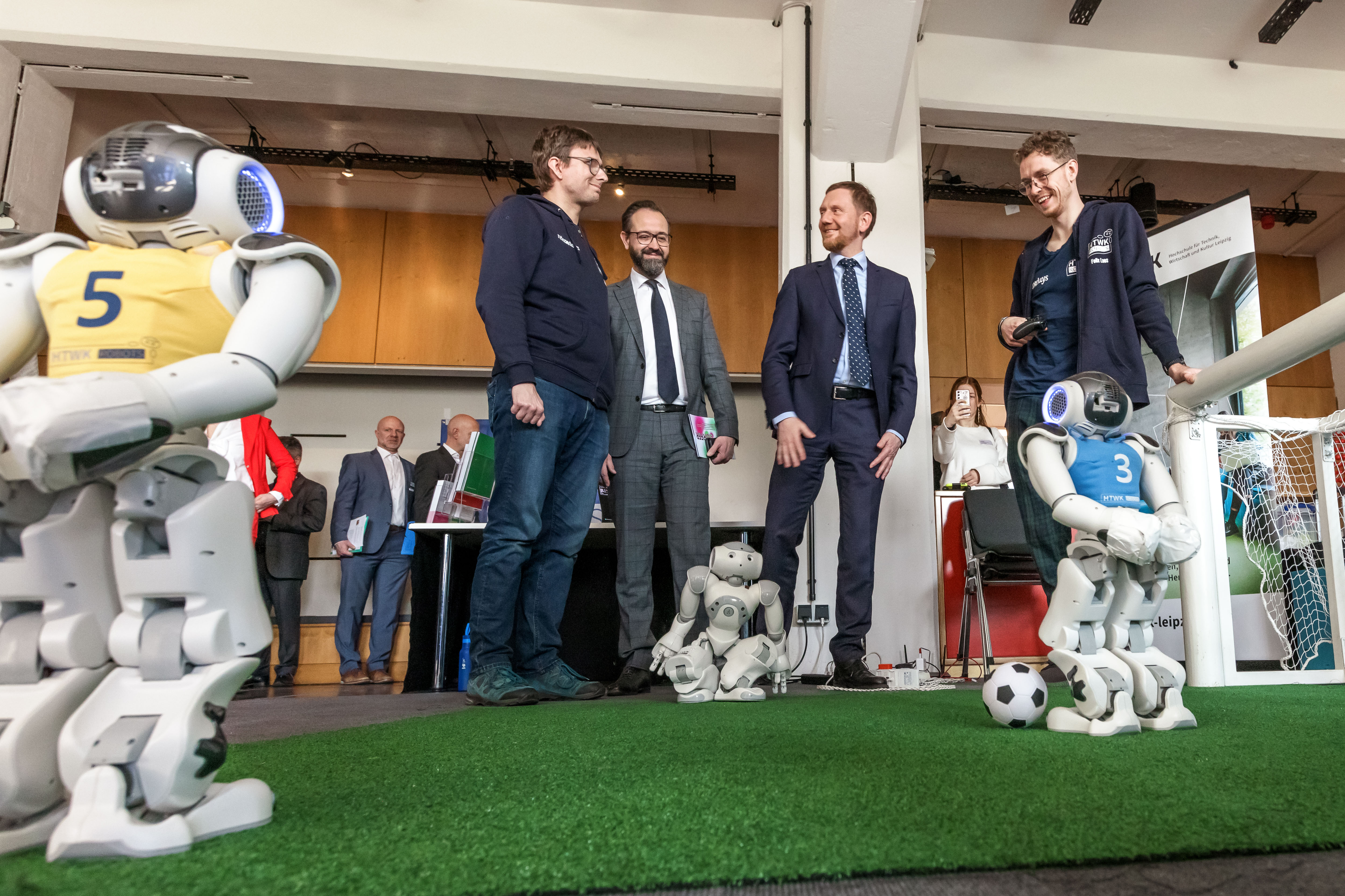 Das Team der HTWK Robots mit Ministerpräsident Michael Kretschmer und Wissenschaftsminister Sebastian Gemkow (Foto: SMWK/Ben Gierig)