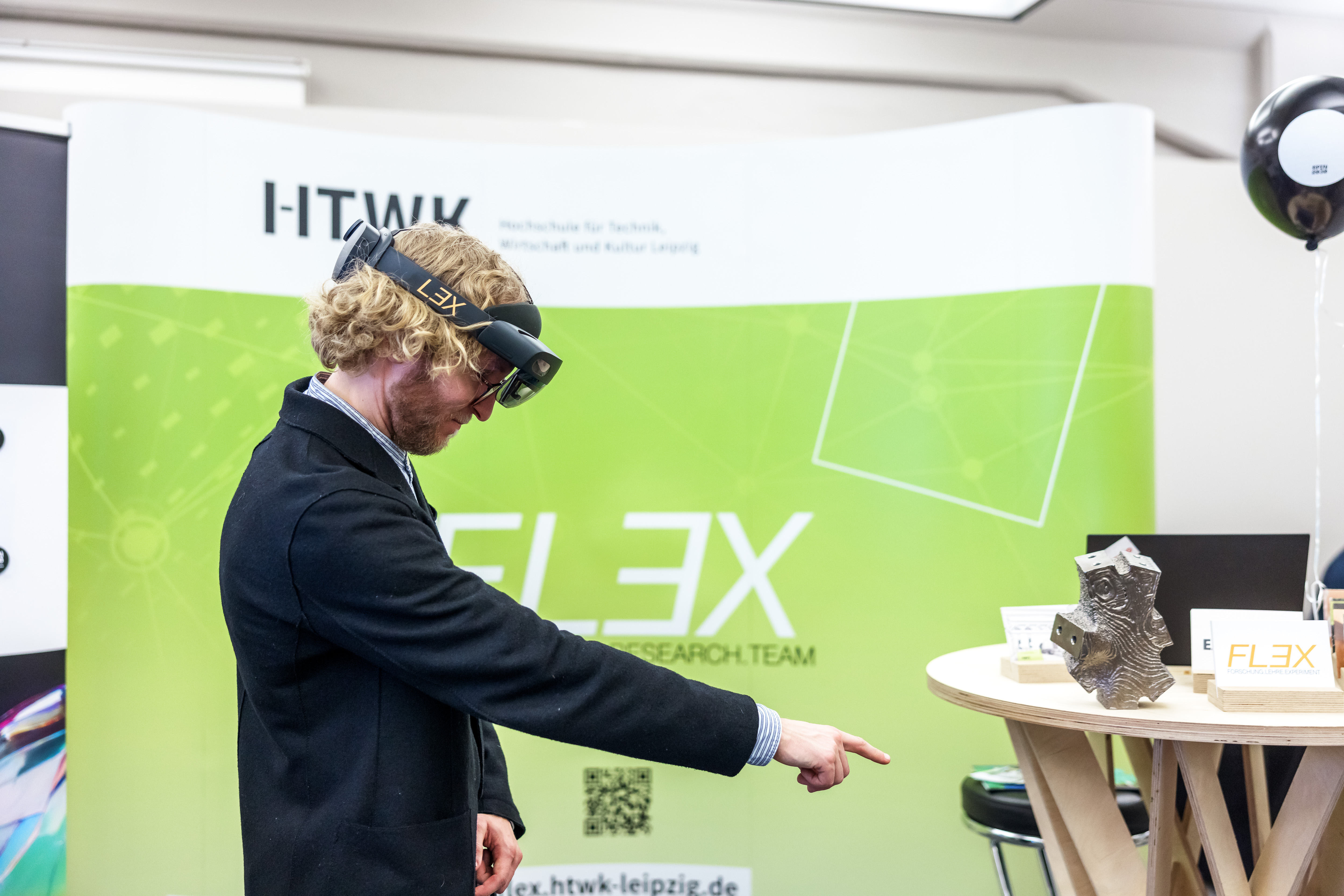 Felix-Schmidt Kleespies von der Forschungsgruppe FLEX mit AR-Brille (Foto: SMWK/Ben Gierig)